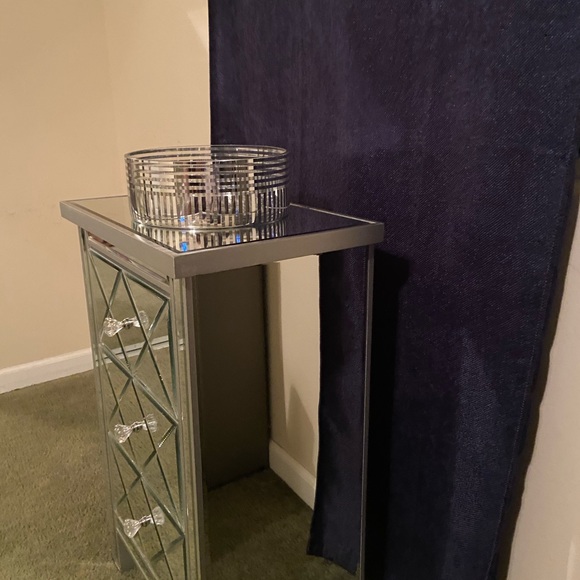 2 mirrored nightstands with 3 drawers - Picture 2 of 5